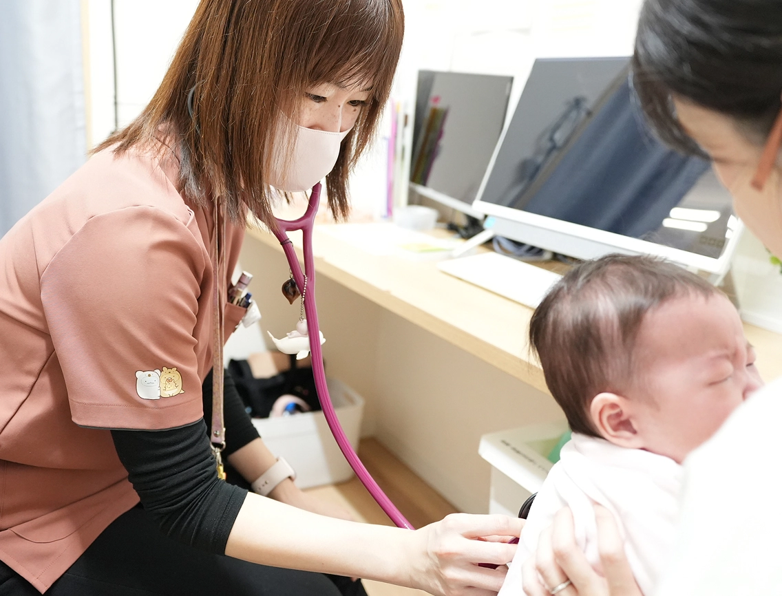 赤子を診察する様子