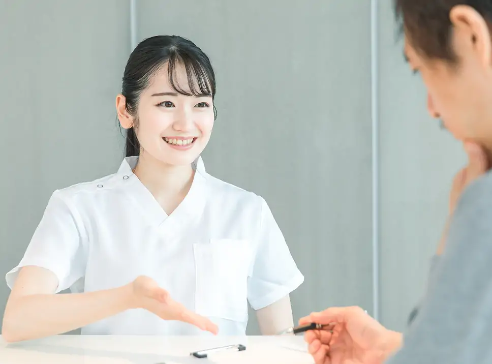 受付する女性